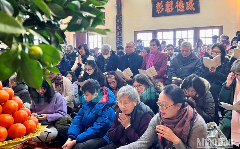 Đại sứ Việt Nam tại Pháp Đinh Toàn Thắng và Phu nhân cùng Đại sứ, Trưởng phái đoàn Việt Nam bên cạnh UNESCO Lê Thị Hồng Vân và cộng đồng người Việt dự lễ cầu an đầu năm tại Thiền viện Trúc Lâm. (Ảnh: MINH DUY)