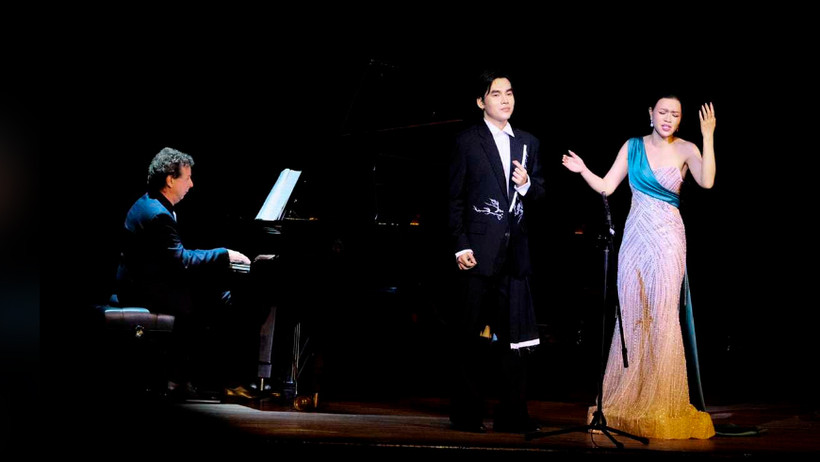 Giáo sư Gianni Kriscak cùng các nghệ sĩ Hiền Nguyễn và Quốc Đạt. (Ảnh: Ban tổ chức cung cấp)