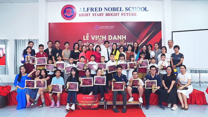 Đại diện các học sinh nhận học bổng Sáng tạo và Khám phá năm học 2024-2025 cùng người thân, thầy cô giáo.