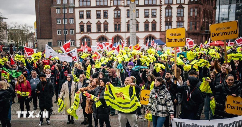 Người lao động tham gia biểu tình tại Dortmund, Đức. (Ảnh: AA/TTXVN)