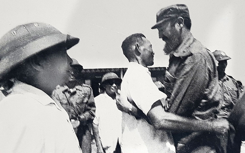 Bí thư Tỉnh ủy Quảng Trị Hồ Sỹ Thản đón Chủ tịch Cuba Fidel Castro tại bờ nam sông Bến Hải vào sáng 15/9/1973. (Ảnh: Tư liệu)