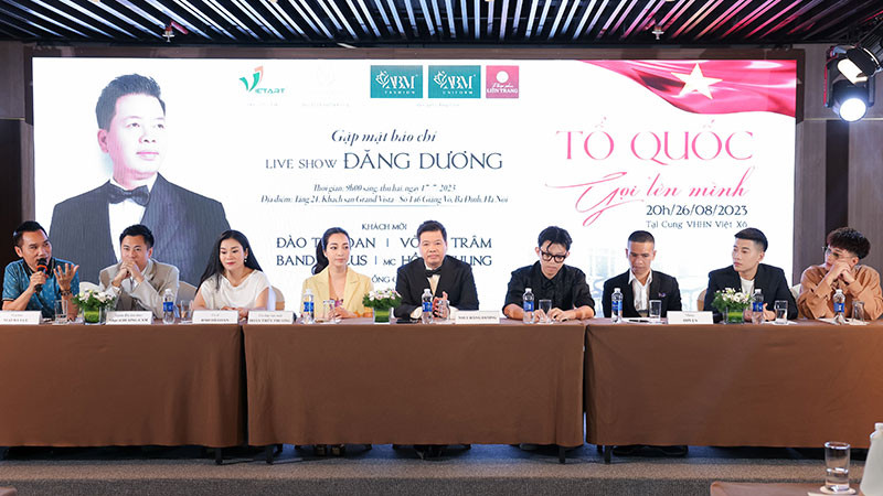 NSƯT Đăng Dương (giữa) và các nghệ sĩ tham gia show diễn. (Ảnh: Ban tổ chức)