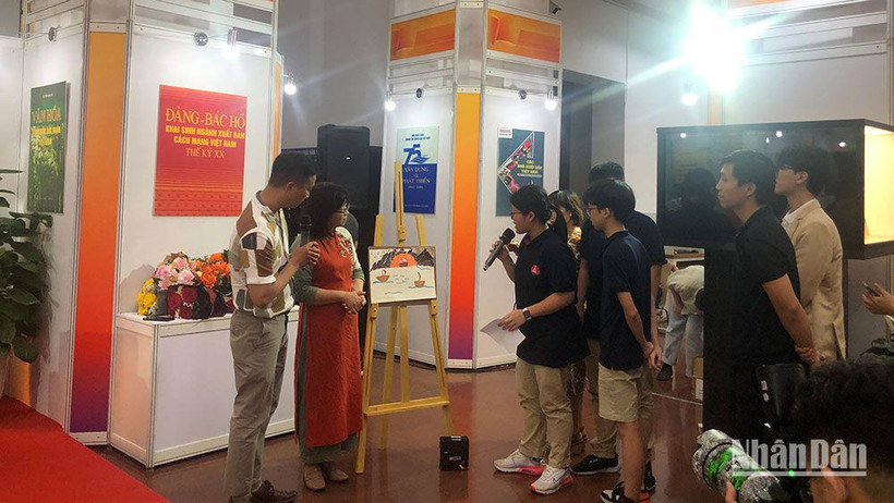 Các bạn nhỏ hào hứng tham gia hoạt động Ngày Sách Việt Nam 2023 tại Thư viện Quốc gia.