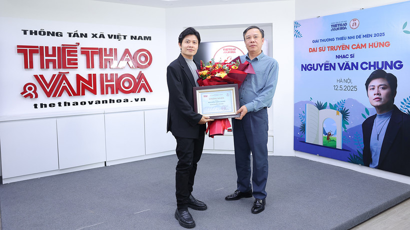 Tổng Biên tập Báo Thể thao và Văn hóa Nguyễn Thiện Thuật trao hoa và Bằng chứng nhận Đại sứ truyền cảm hứng cho Nhạc sĩ Nguyễn Văn Chung. (Ảnh: Ban tổ chức) 