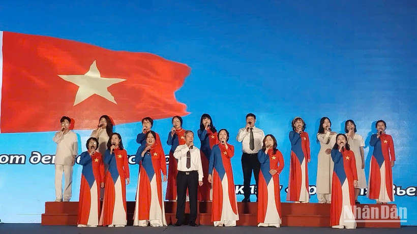 Thầy Lê Đức Mẫn (áo trắng, đứng giữa hàng dưới) hòa giọng cùng các học trò. (Ảnh: THANH NGA)