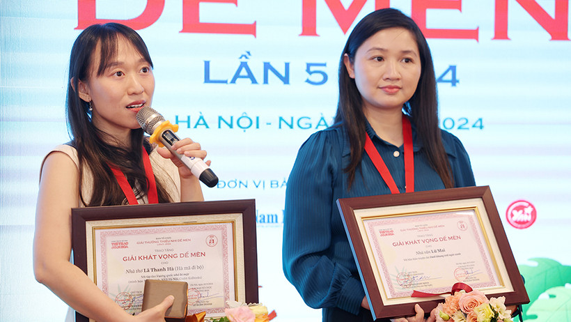 Nhà thơ Lã Thanh Hà nhận giải Khát vọng Dế Mèn cùng nhà thơ Lữ Mai. (Ảnh: Ban tổ chức giải)