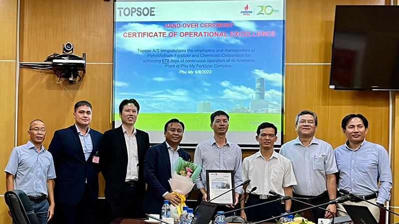 Ông Amrul Atiqi Sansudin – Giám đốc Haldor Topsoe châu Á, trao Chứng nhận Vận hành xuất sắc cho đại diện Nhà máy Đạm Phú Mỹ.