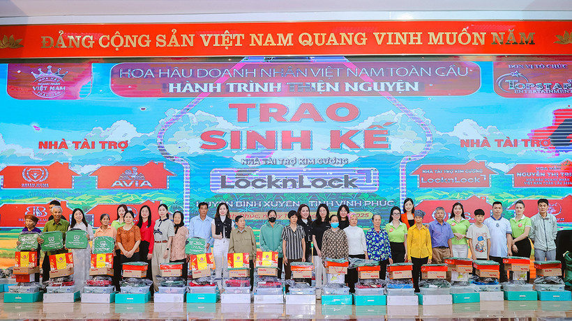 Đoàn trao quà tặng cho các hộ nghèo ở địa phương. (Ảnh: BÌNH NGUYỄN)