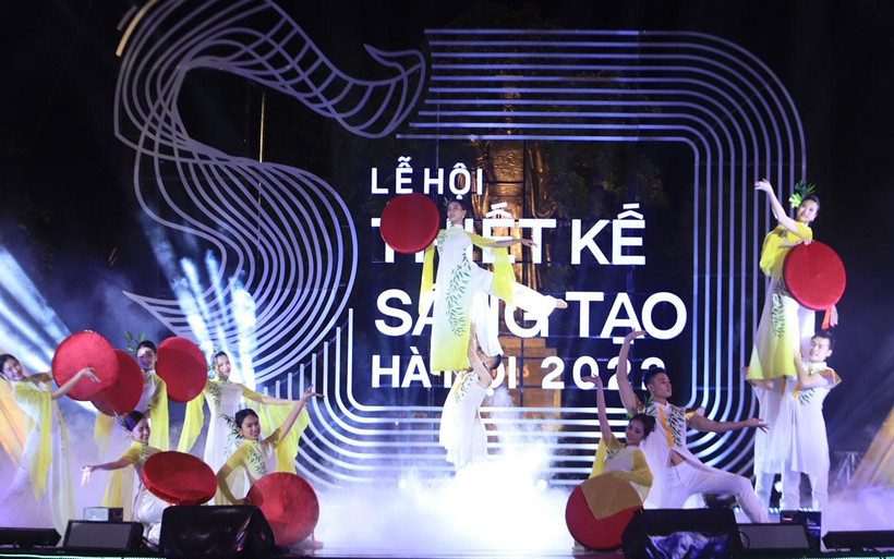 Lễ hội Thiết kế Sáng tạo Hà Nội 2022 khai mạc bằng chương trình nghệ thuật đặc sắc.