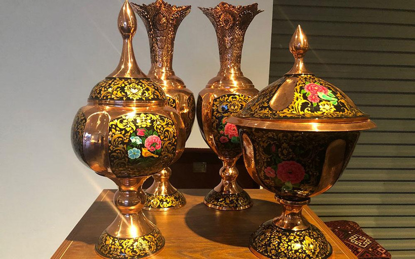 Bộ bình và chân đèn vẽ tay tại triển lãm.