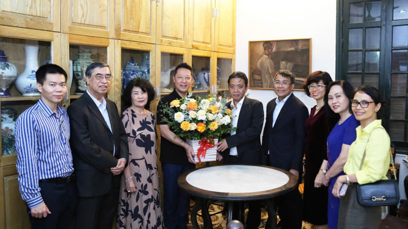 Đoàn Ủy ban Quốc gia UNESCO Việt Nam đến chúc mừng gia đình cố nhạc sĩ Hoàng Vân. (Ảnh: Ủy ban cung cấp)
