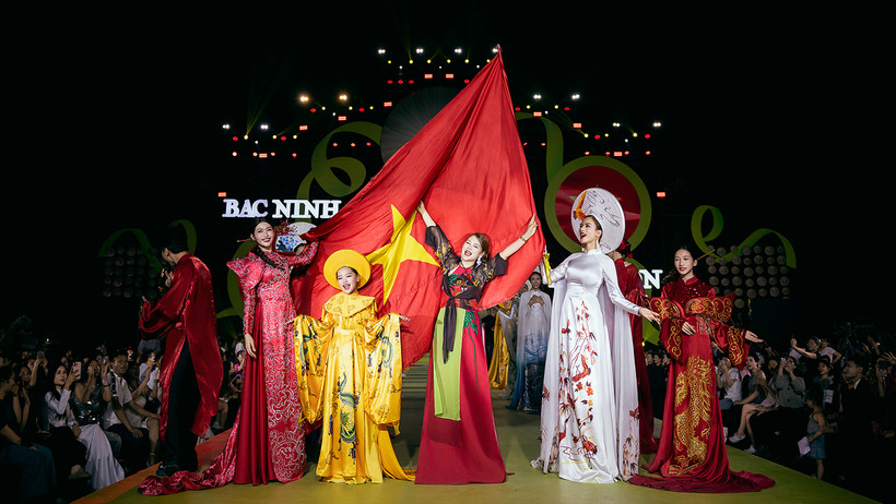 Nhà thiết kế Thạch Linh (giữa) trong show diễn. (Ảnh: NVCC)