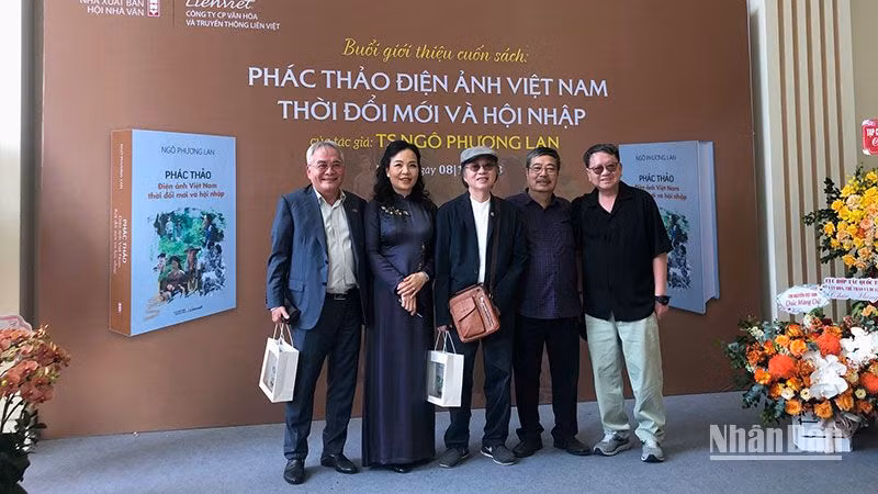 Đông đảo các nhà làm phim, nghệ sĩ gạo cội đến dự buổi ra mắt cuốn sách của Tiến sĩ Ngô Phương Lan.