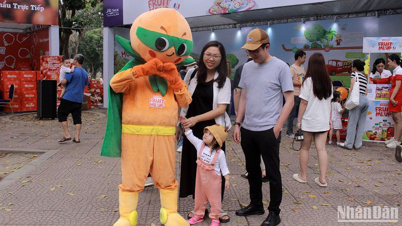 Người dân Hà Nội hào hứng với lễ hội.