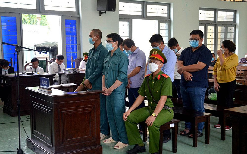 Bị cáo Luyện Xuân Tràng (đứng hàng trước, đeo kính) cùng 8 bị cáo tại phiên tòa.