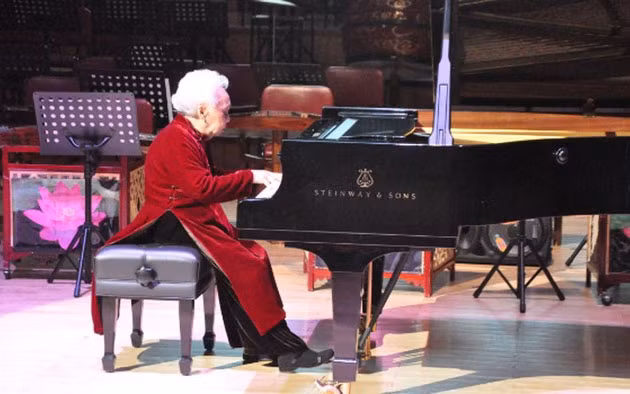 Nghệ sĩ Nhân dân Thái Thị Liên trong một buổi biểu diễn. (Ảnh: Internet)