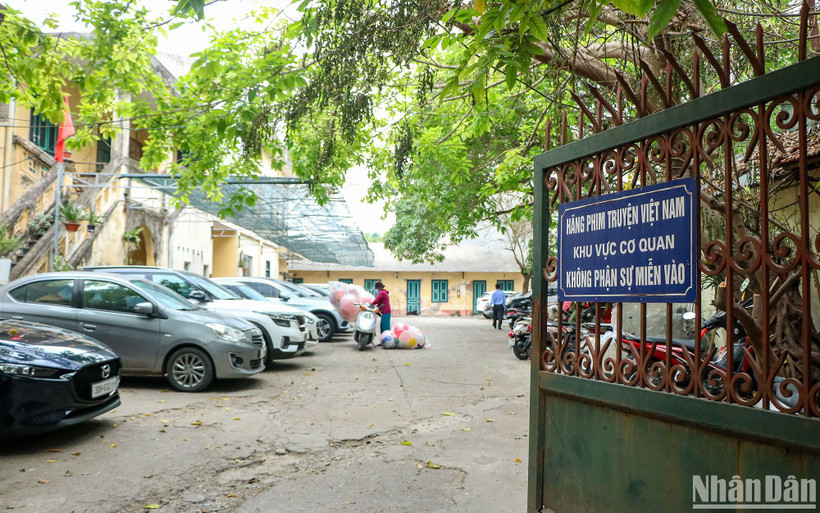 Sân của Hãng phim được trưng dụng thành bãi gửi xe cho các hộ dân chung quanh.