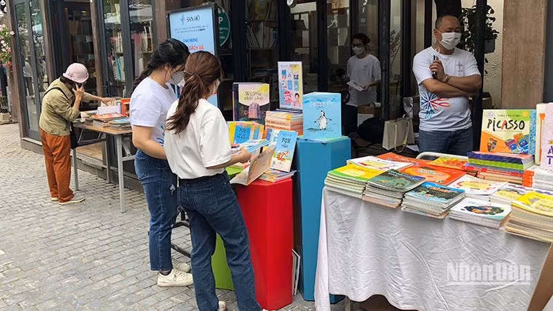 Độc giả hiện nay tự bảo vệ mình bằng cách lựa chọn mua sách tại những địa chỉ uy tín.