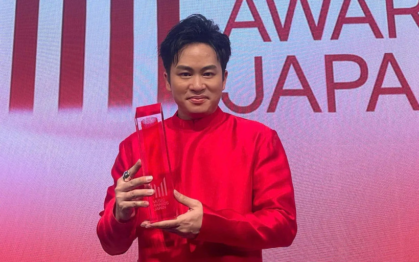 Ca sĩ Tùng Dương nhận giải thưởng Âm nhạc Nhật Bản - Music Awards Japan (MAJ) 2025. (Ảnh: Ban tổ chức giải Cống hiến cung cấp)