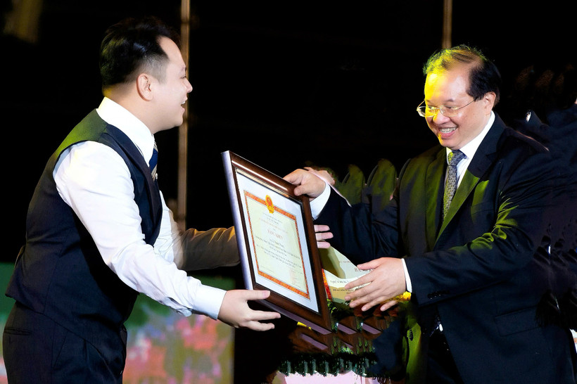 Lê Thanh Phong nhận bằng khen từ Thứ trưởng Văn hóa, Thể thao và Du lịch, cũng là người thầy của anh. (Ảnh: NVCC)