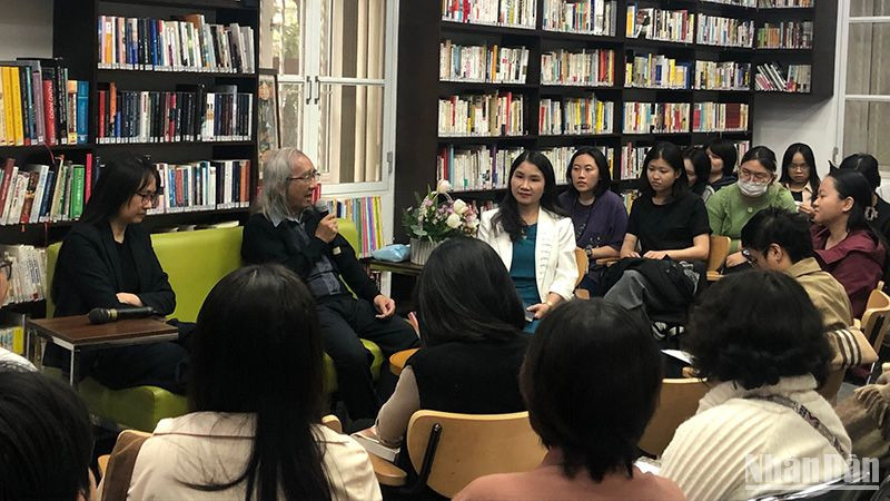 Các diễn giả trò chuyện về văn học Nhật Bản và tác giả Yasushi Inoue.