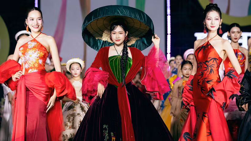 Đàm Thủy Tiên tự tin trình diễn cùng các hoa hậu Lê Hoàng Phương và Võ Lê Quế Anh.