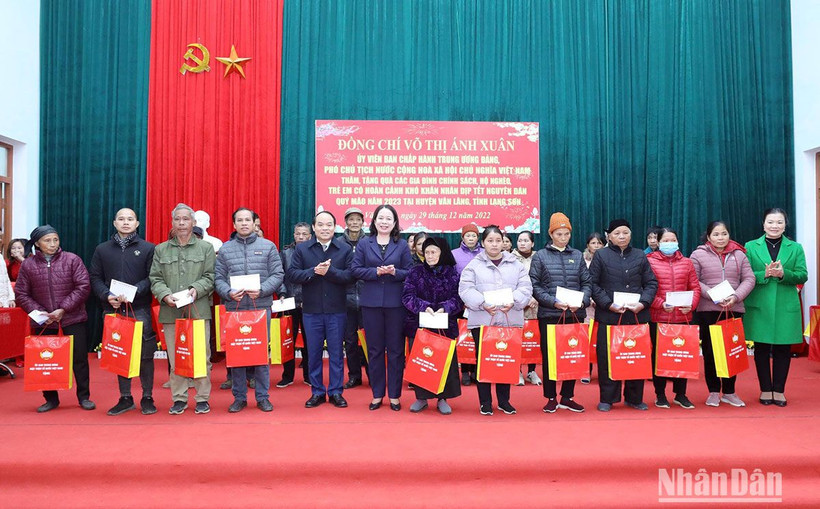 Phó Chủ tịch nước Võ Thị Ánh Xuân tặng quà cho hộ chính sách, hộ nghèo trên địa bàn hai xã Thanh Long và Thụy Hùng, Văn Lãng (Lạng Sơn).