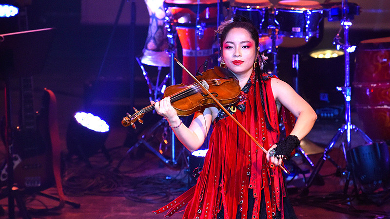 Nghệ sĩ Trịnh Minh Hiền tại đêm diễn.