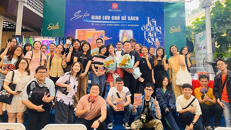 Giao lưu chủ đề sách “Tết ở Làng Địa Ngục” hồi tháng 9 thu hút đông đảo độc giả tham gia. (Ảnh: Đinh Tị Books)