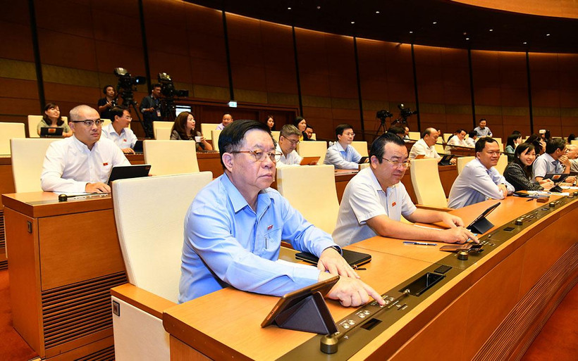 Các đại biểu Quốc hội biểu quyết thông qua Nghị quyết về dự toán ngân sách nhà nước năm 2023.