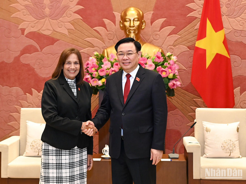 Chủ tịch Quốc hội Vương Đình Huệ chào mừng Phó Chủ tịch Quốc hội Cuba Ana María Mari Machado. (Ảnh: DUY LINH)