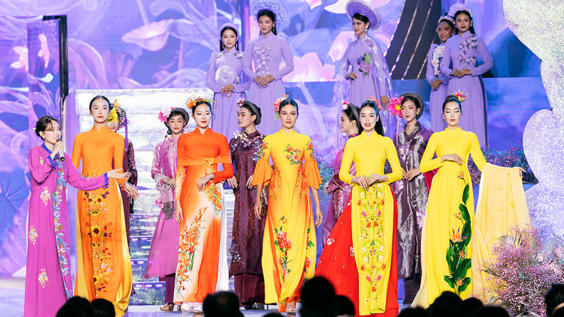 Trình diễn bộ sưu tập áo dài “Rạng rỡ 50 mùa Hoa”. (Ảnh: Nhà thiết kế cung cấp)