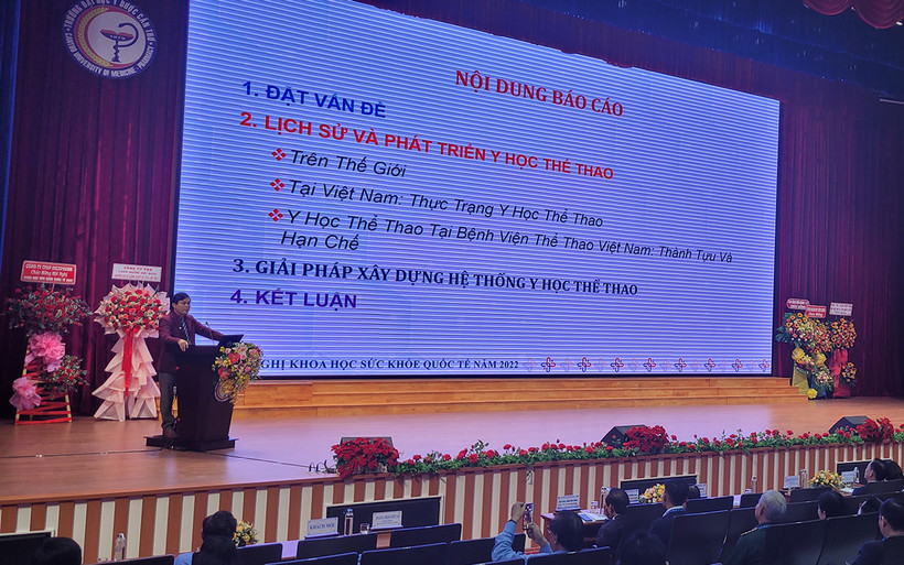 Một chuyên gia trình bày báo cáo tại hội nghị.