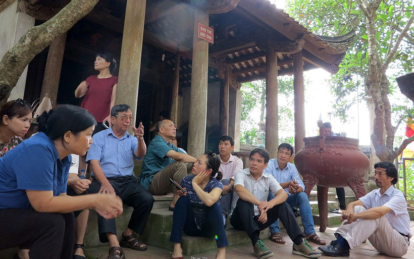 PGS, TS Trần Lâm Biền cùng các nhà nghiên cứu của Viện trong một chuyến điền dã. (Ảnh: Viện Mỹ thuật cung cấp)