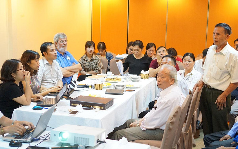 Tập huấn và chia sẻ thông tin giữa các chuyên gia nghiên cứu sinh học Việt Nam, Bỉ với các ông lang bà mế của tỉnh Tuyên Quang và Hà Giang. (Ảnh: Dự án cung cấp)