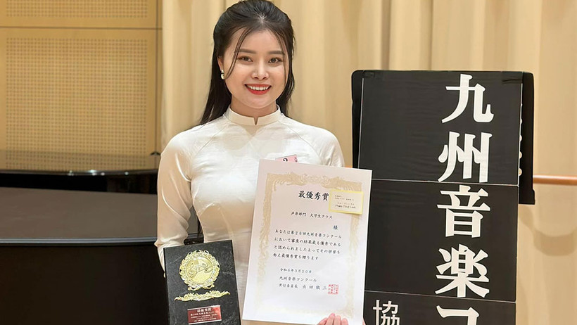 Phạm Thùy Linh và giải xuất sắc của mình. (Ảnh: Nhân vật cung cấp)