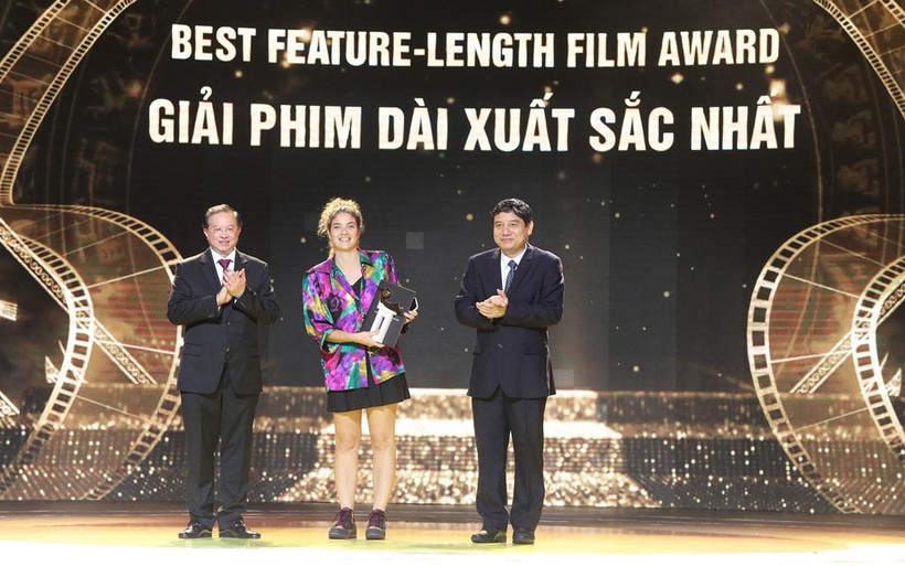 Đại diện đoàn làm phim "Paloma"nhận giải thưởng. (Ảnh: KHIẾU MINH)