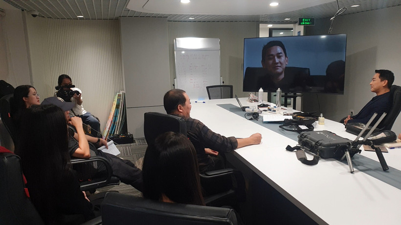 Hứa Vĩ Văn trong buổi trao đổi kịch bản với ê-kíp. (Ảnh: Nhà sản xuất)