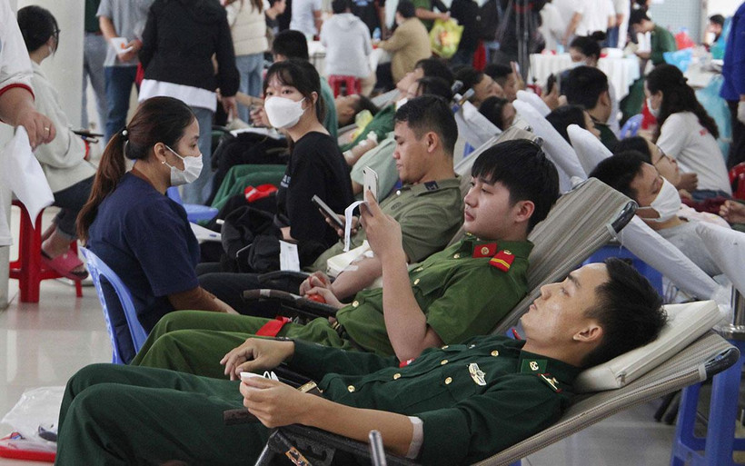 Bạn trẻ tham gia hiến máu tại ngày hội.
