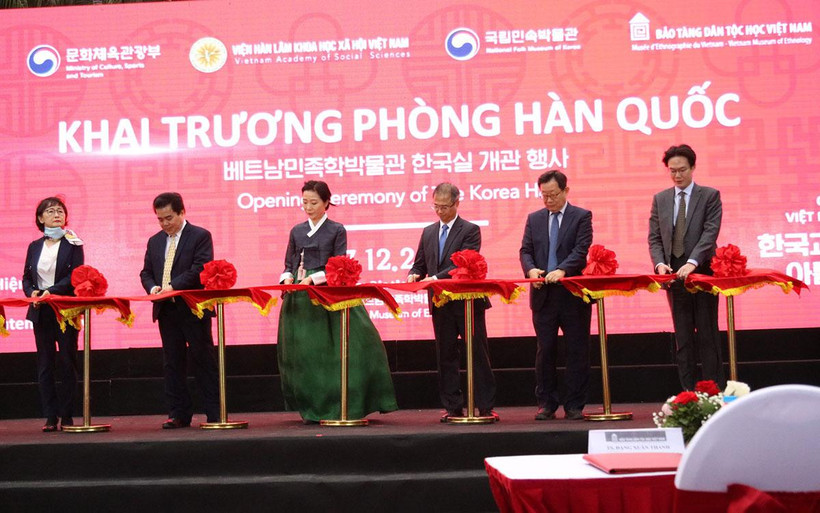 Lễ khai trương Phòng trưng bày. (Ảnh: Bảo tàng Dân tộc học Việt Nam cung cấp)