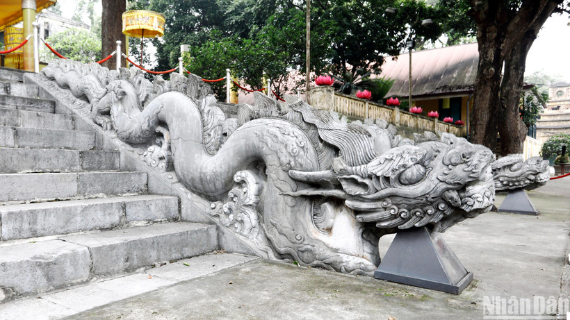 Bậc thềm rồng điện Kính Thiên trong Hoàng thành Thăng Long thời Lê sơ. (Ảnh: VƯƠNG ANH)