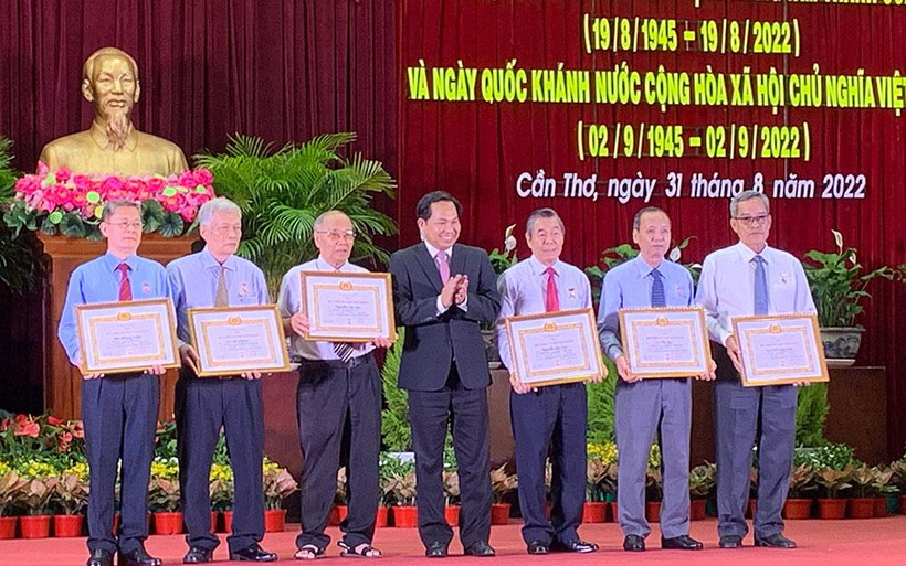 Lãnh đạo Thành ủy Cần Thơ trao huy hiệu đảng cho các đồng chí cao niên tuổi đảng.