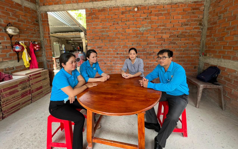 Bà Nguyễn Thị Trúc Loan (thứ 2 từ phải sang) vui mừng bên căn nhà mới.