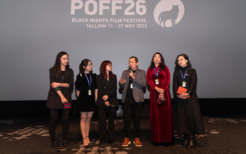 Đạo diễn Lương Đình Dũng (giữa) cùng đoàn làm phim "578-Phát đạn của kẻ điên" giao lưu với khán giả tại Liên hoan phim Black Nights. (Ảnh: Nhà sản xuất cung cấp)