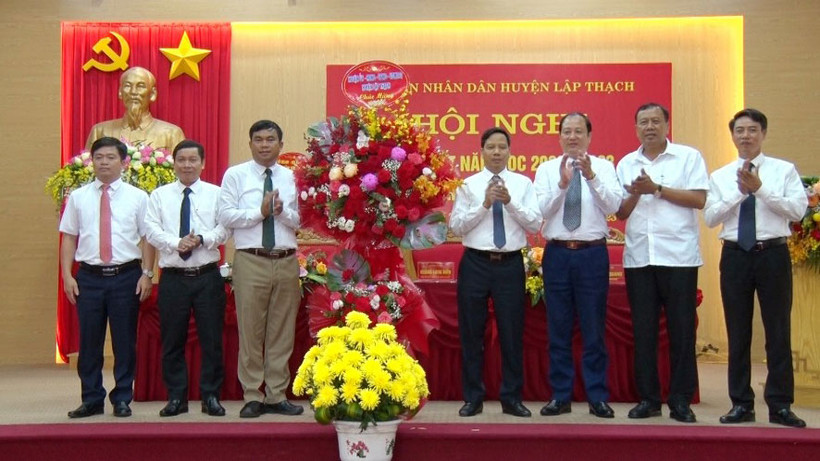 Lãnh đạo Huyện ủy, Ủy ban nhân dân huyện chúc mừng ngành Giáo dục và Đào tạo.