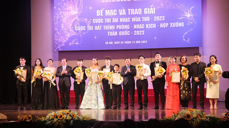 Các thí sinh giành giải thưởng tại hai cuộc thi. (Ảnh: Ban tổ chức)