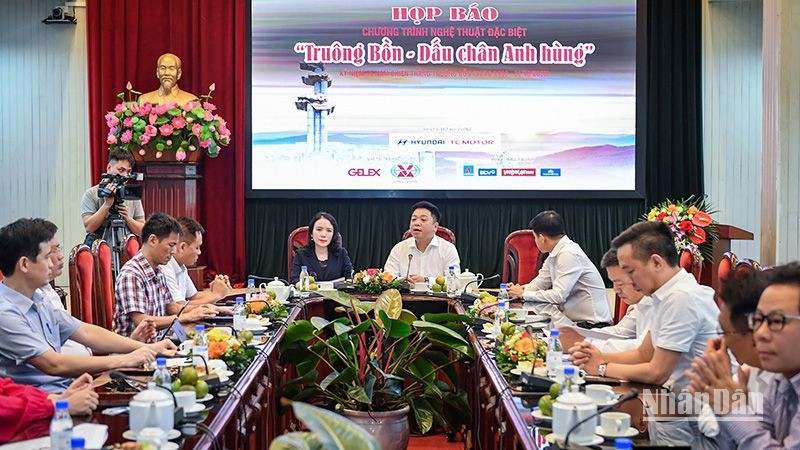 Ban tổ chức thông tin về chương trình nghệ thuật. (Ảnh: THÀNH ĐẠT)