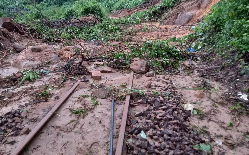 Đường sắt bị bùn đất lấp kín.