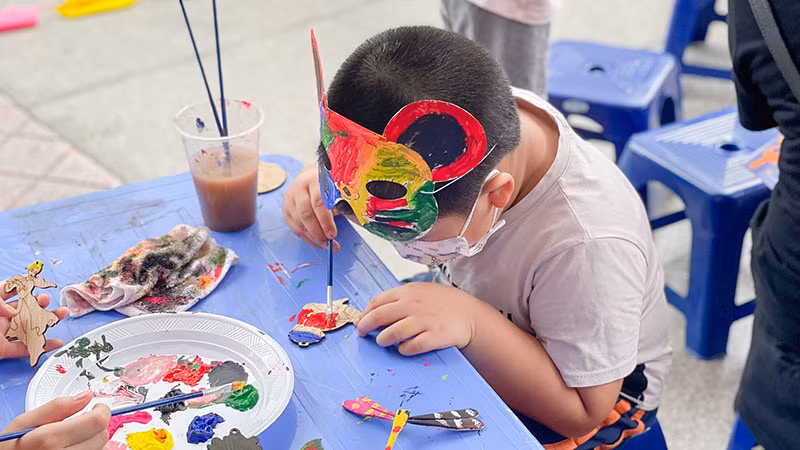 Độc giả nhỏ thực hành tô mặt nạ tại Hội sách Trung thu mùa trước. (Ảnh: Đinh Tị Books)