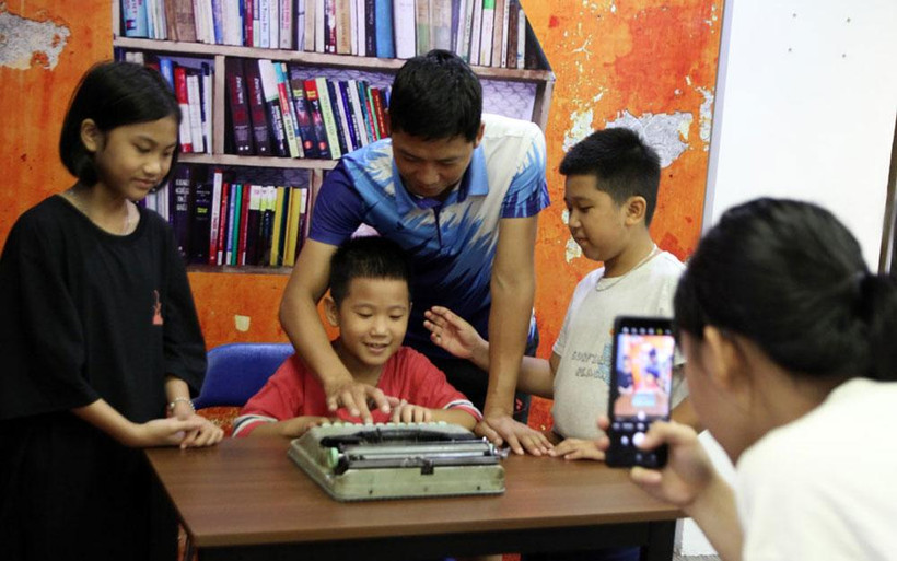 Các em nhỏ tham quan và tìm hiểu tại Bảo tàng. (Ảnh: MEDDOM)